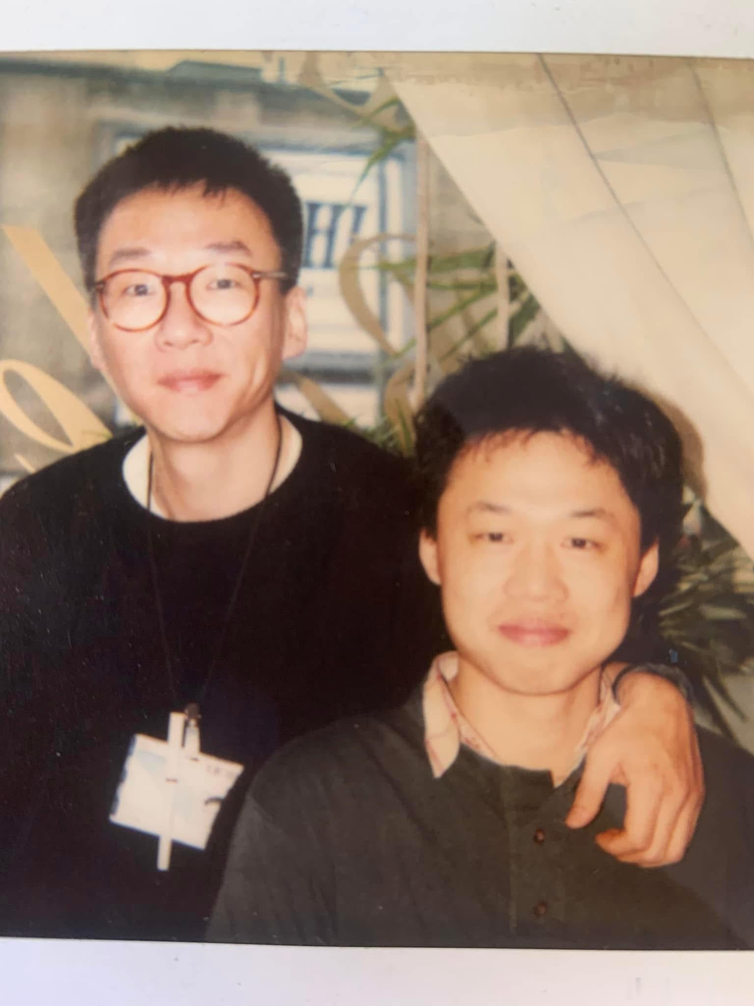 杨顺清晒和杨德昌的合影照，他在《牯岭街少年杀人事件》里饰演了“山东”一角，同时也