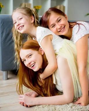 保命的十句话，要反复灌输女儿：

第一条：缺钱一定要找爸妈。

很多女孩子，因为