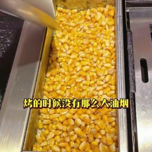 山东烟台一家烤肉店用玉米做燃料引发争议。有人觉得浪费粮食，有人认为能助农。店主称