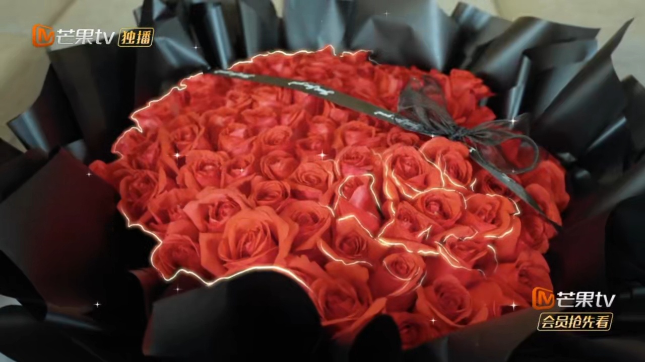 伊能静说秦昊是合格的秋裤文化传播大使 被秦昊伊能静笑到送礼秋衣秋裤配鲜花，卡片简