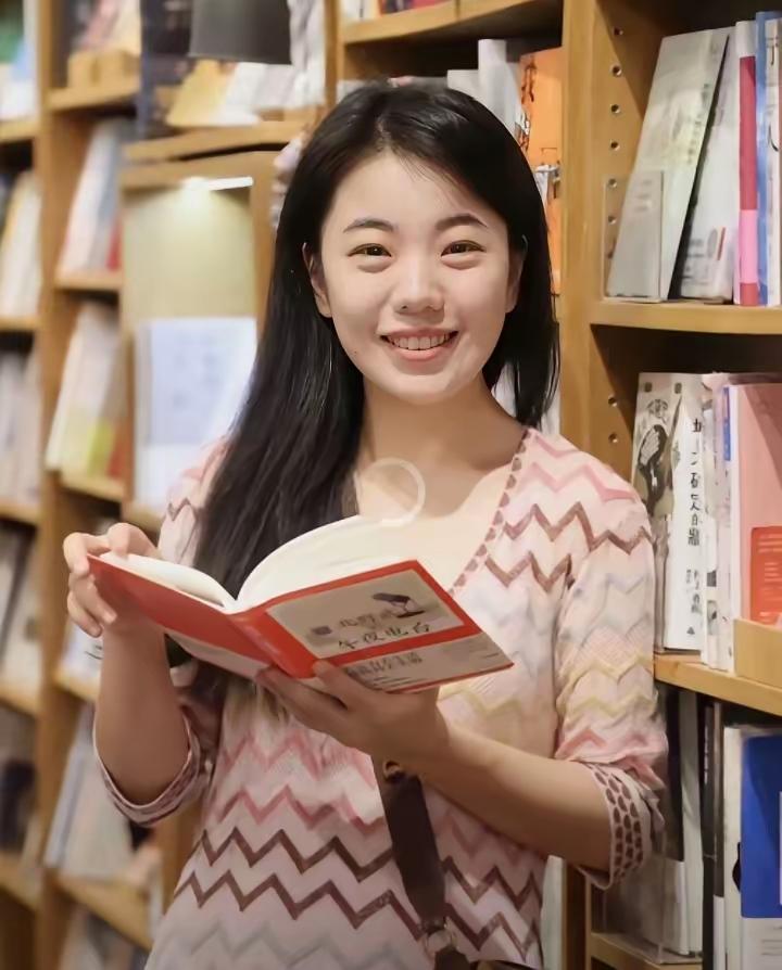 蒋方舟，年少成名，读者意林上的著名作者。如今涉及硕士论文抄袭，学位被撤销。人设崩