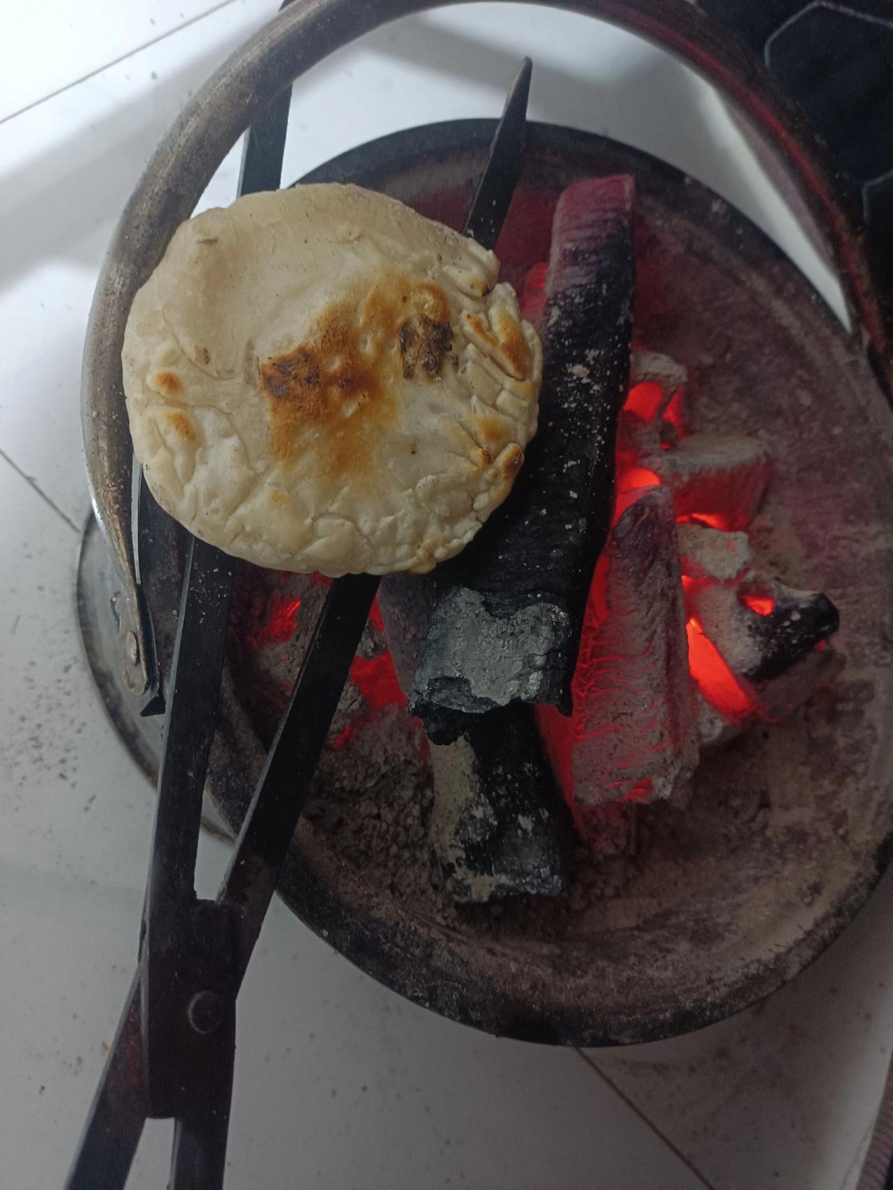 那个年代老百姓思想很单纯，都是相互帮助信任的，打糍粑的时候都是发自内心的欢声笑语