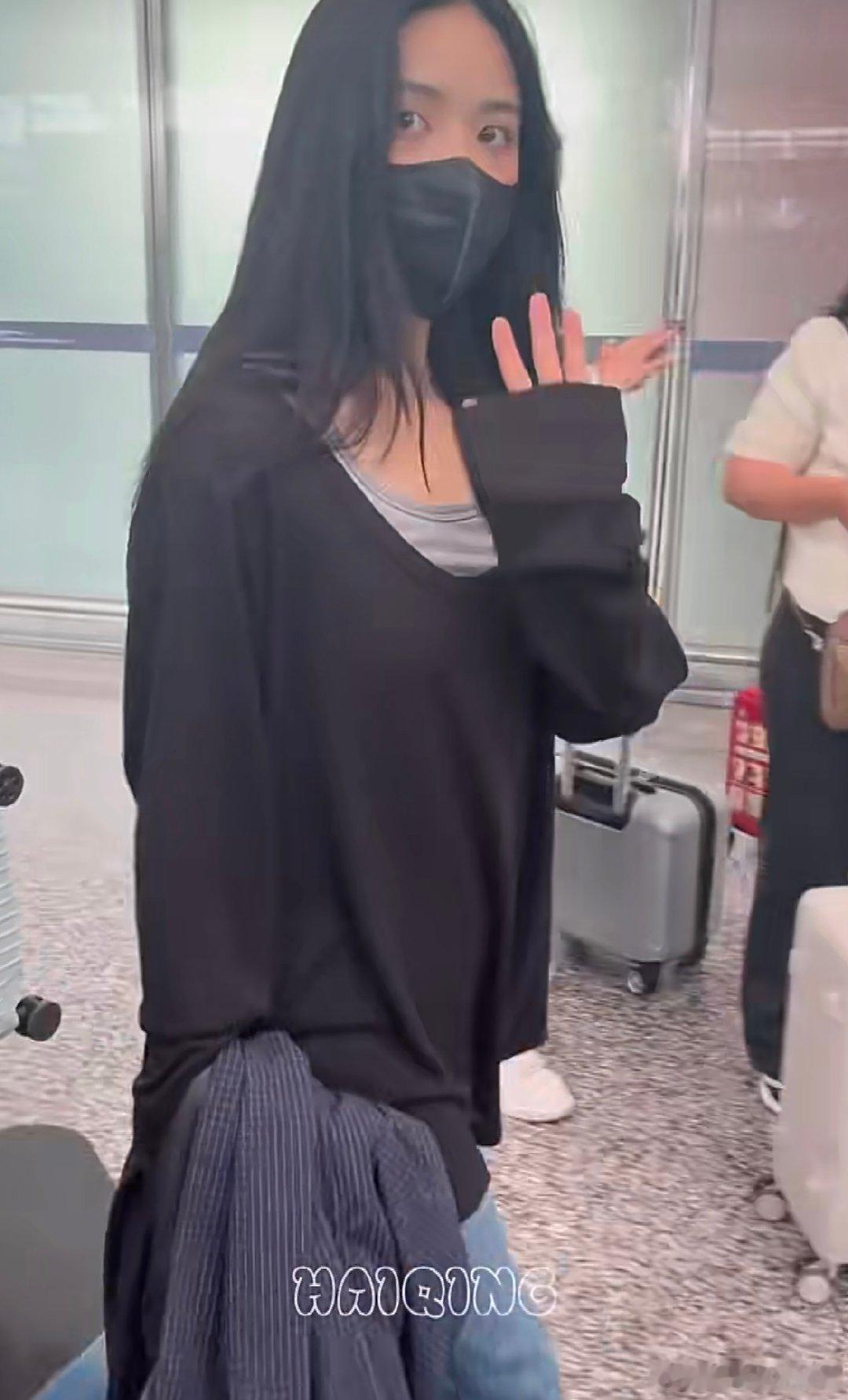 沈月连轴转状态 电影百年盛典圆满收官，次日即刻扎根新剧片场，连轴工作仍元气拉满，