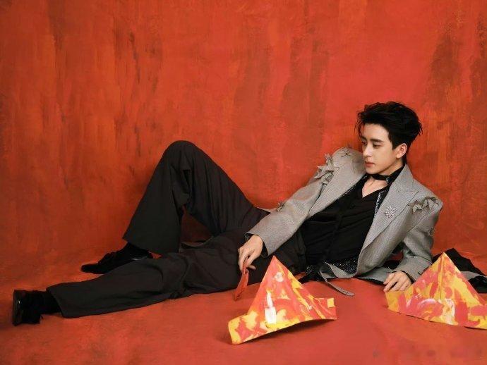 敖瑞鹏星光大片谁懂敖瑞鹏这个眼神 被敖瑞鹏这组星光大片狠狠戳中，眼神深邃迷人，清