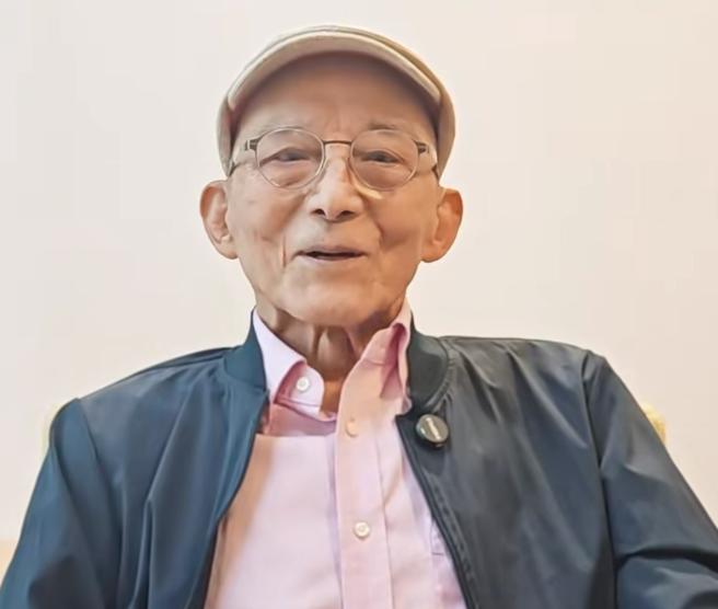 刚刷到消息，游本昌老爷子走了。脑子里第一反应还是济公，那把破扇子，嬉笑之间看透世
