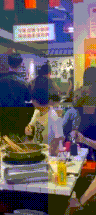 太恶劣了：重庆火锅店泼油斗殴事件要远比我们想象的严重，据知情人透露，女的半边脸被