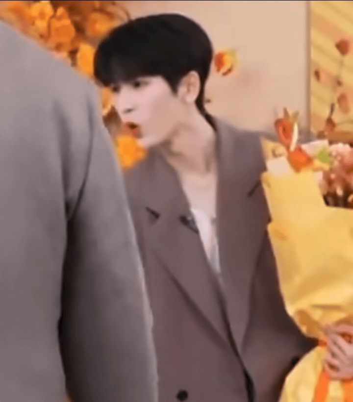 张凌赫直播营业生图，顺毛好乖！ ​​​惆怅的枫叶让我想起了长珩仙君 ​​​