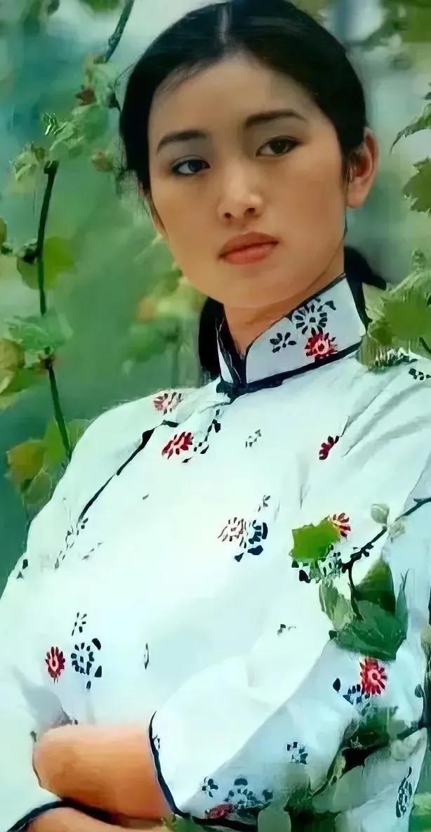 巩俐与日本影星山口百惠像吗，山口百惠完全是原装出炉的，巩俐做过双眼皮，牙齿矫正过