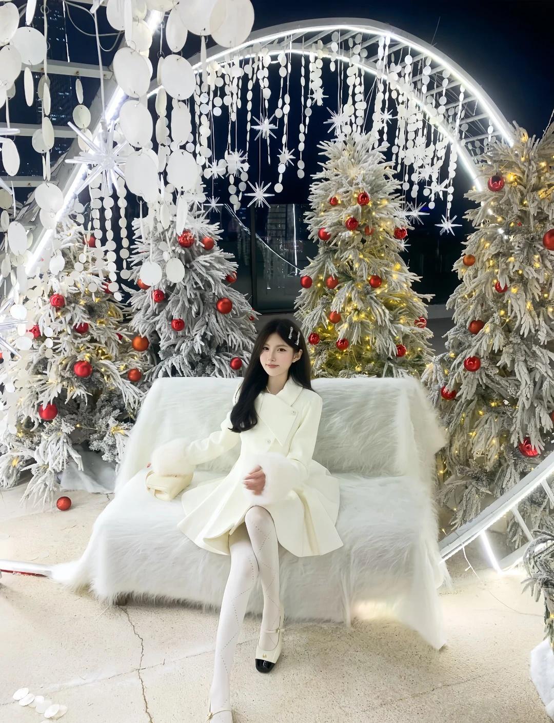 天津的圣诞氛围好浓🎄
圣诞解冻中88%🧑‍🎄
白色公主风呢子大衣好温柔好气