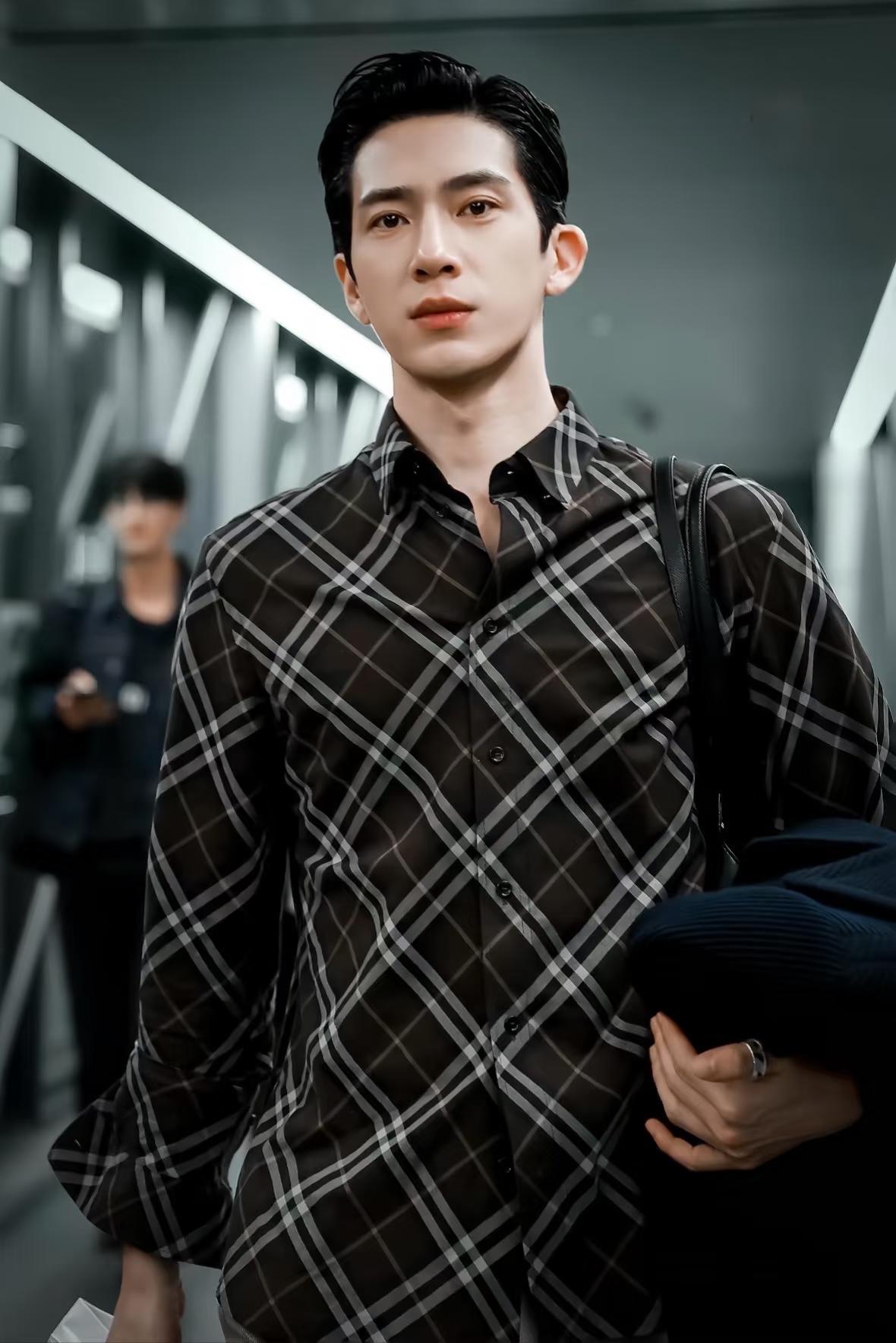 果然面相是会骗人的，
井柏然就是个例子，
他看着就很gay的样子，可他谈的都是女