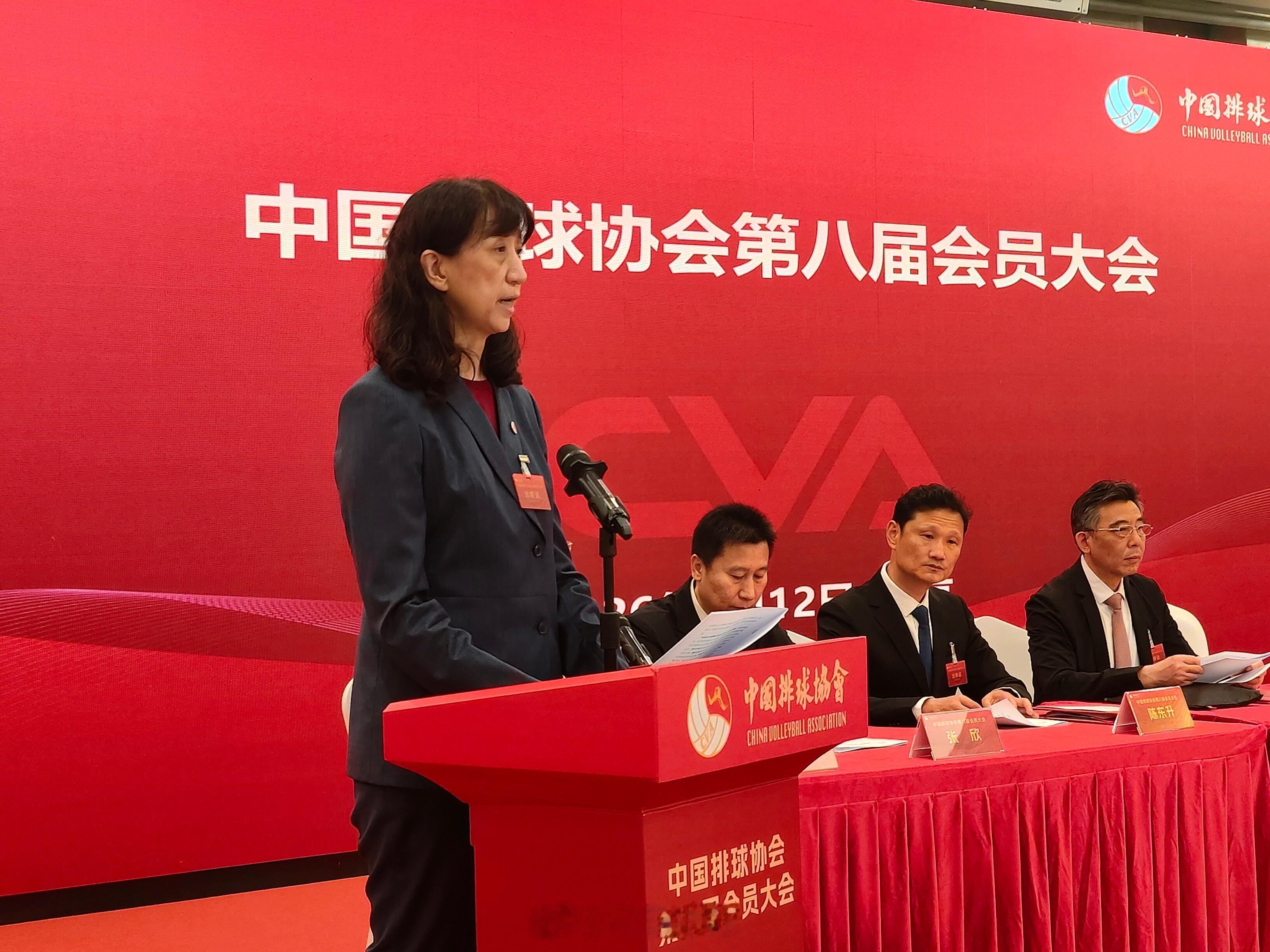 【赖亚文当选新一届中国排球协会主席】新华社消息，5月12日，中国排球协会第八届会