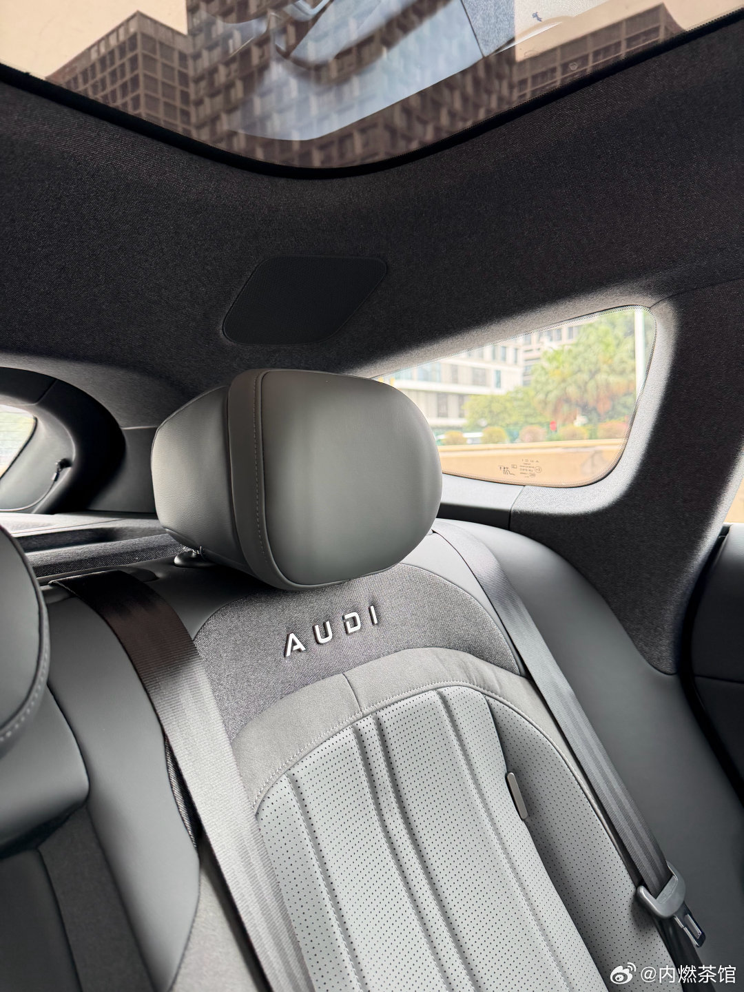 E5低配还挺好开的，油门踏板标定很大厂，不窜且出力线性合理。内饰不错，坐着还行，