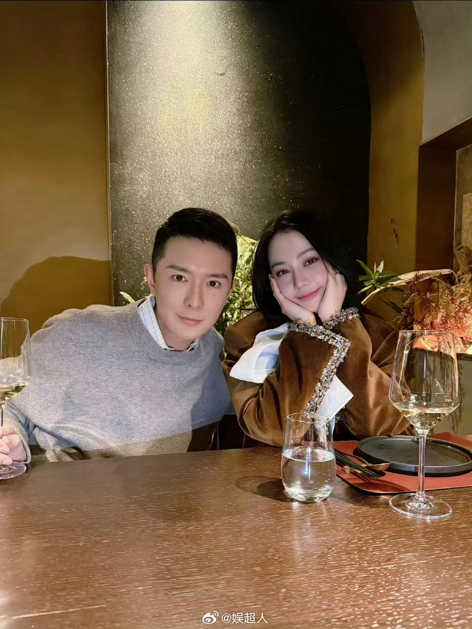 迪丽热巴刘冲合影好久不见的巴巴