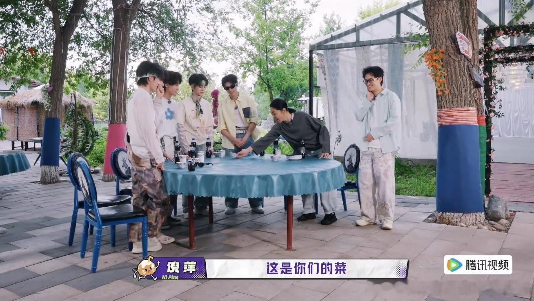 倪萍心疼TOP倪萍一句话李飞怂了一路向海的少年 李飞嘴里的大餐就一碗白饭，TOP
