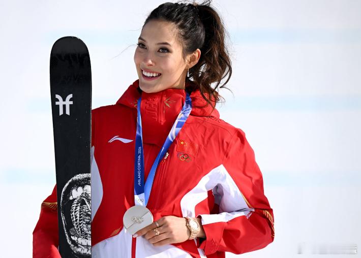 谷爱凌问鼎冬奥自由式滑雪女子奖牌王 而五天之后她必将再破纪录！自由式滑雪大项从1