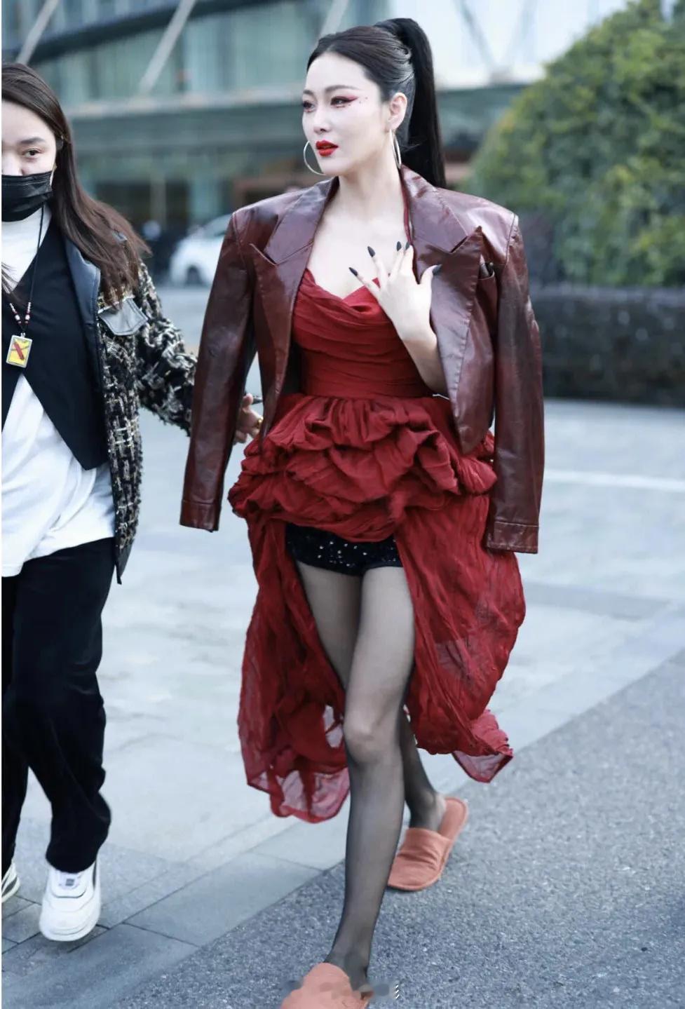 张馨予长发回归太惊艳！穿黑丝红裙性感冻人，冬天也要当辣妹！张馨予自嫁人生女后一下