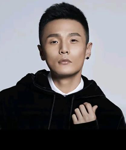 李荣浩否认抄袭 李荣浩 哪个250会抄得一模一样 对于网友指认李荣浩作曲《小眼睛