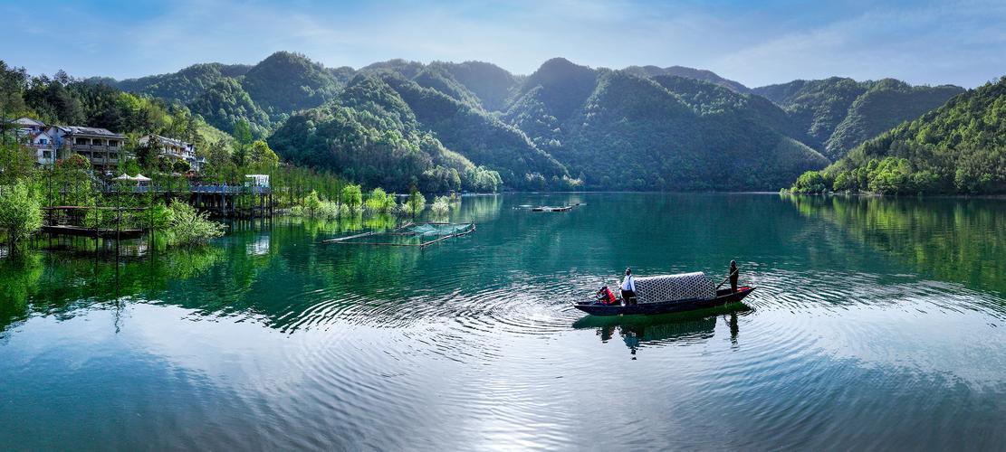 上联：青山着意留云住
下联：绿水无心载舟行