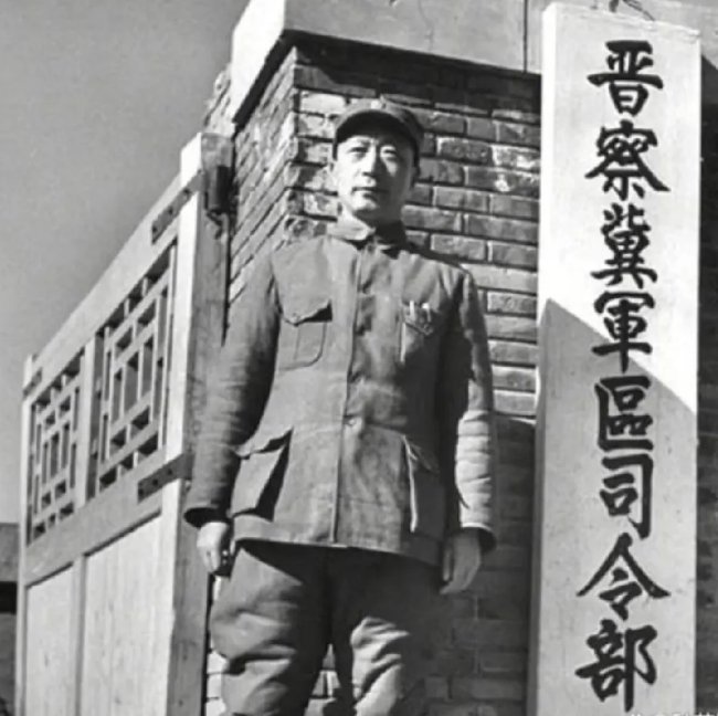 1948年，聂荣臻元帅在晋察冀军区司令部前的一张留影。 