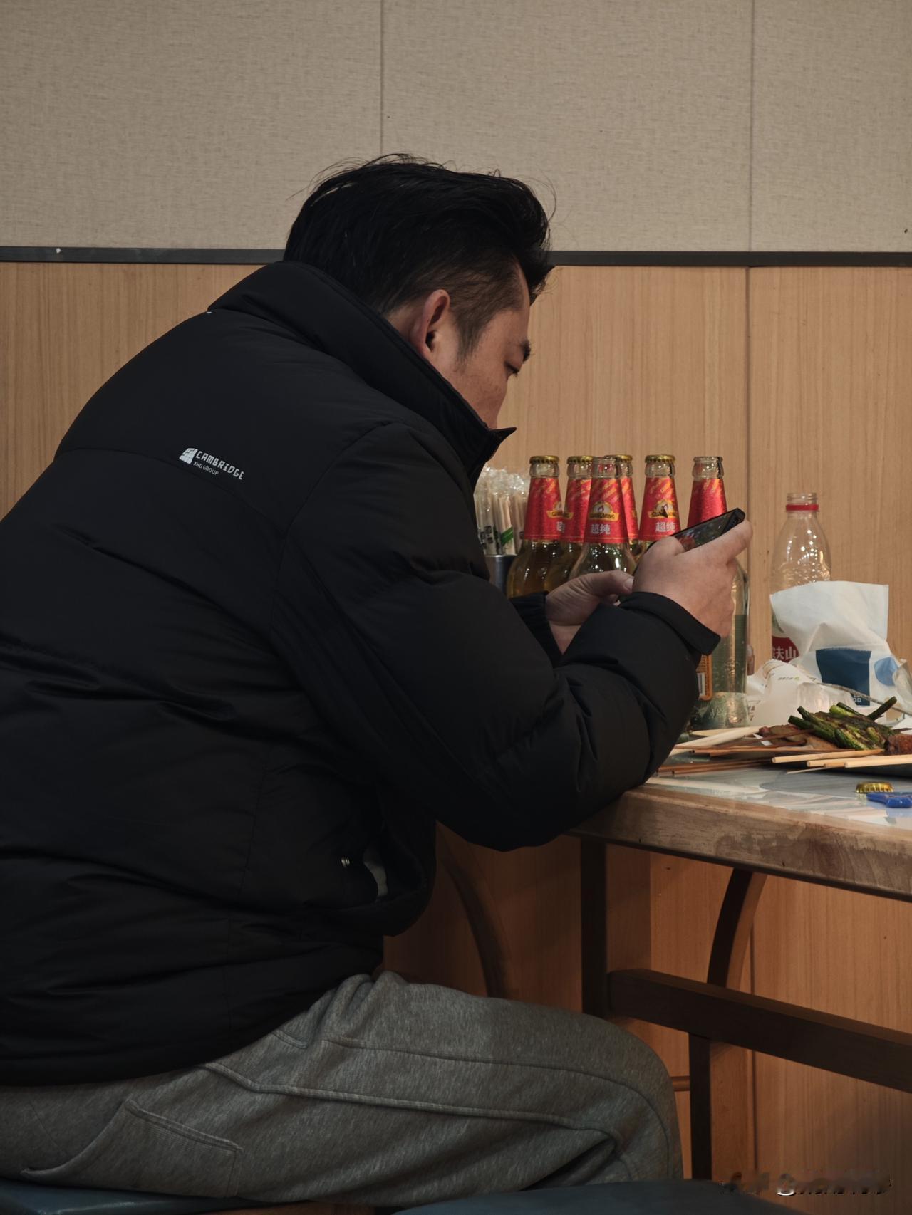 一样一个店，一样是男人，一样一个人，看看人家桌上的瓶盖儿再看看自己 —— 无地自