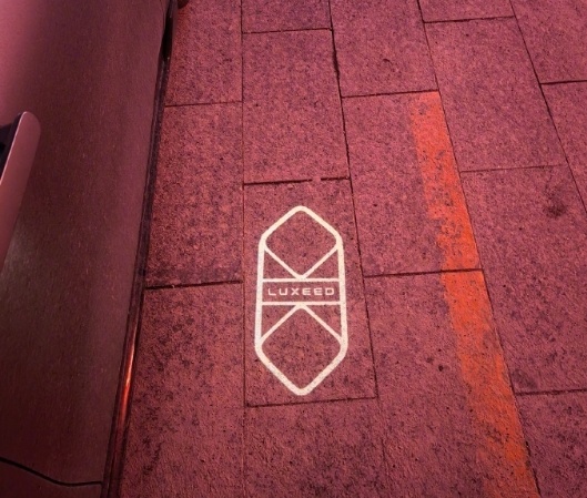 智界Logo迎宾灯上车 智界产品总监@ 智界海蓝天 分享，鸿蒙智行智界迎宾灯已上