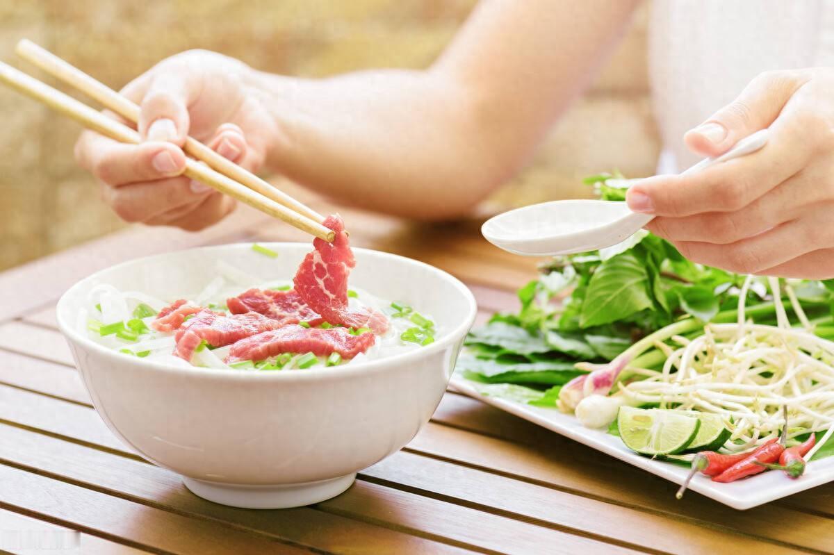 “吃饭八分饱”错了？提醒：65岁后吃饭，应该尽量做到这3点

老年人对于吃饭基本