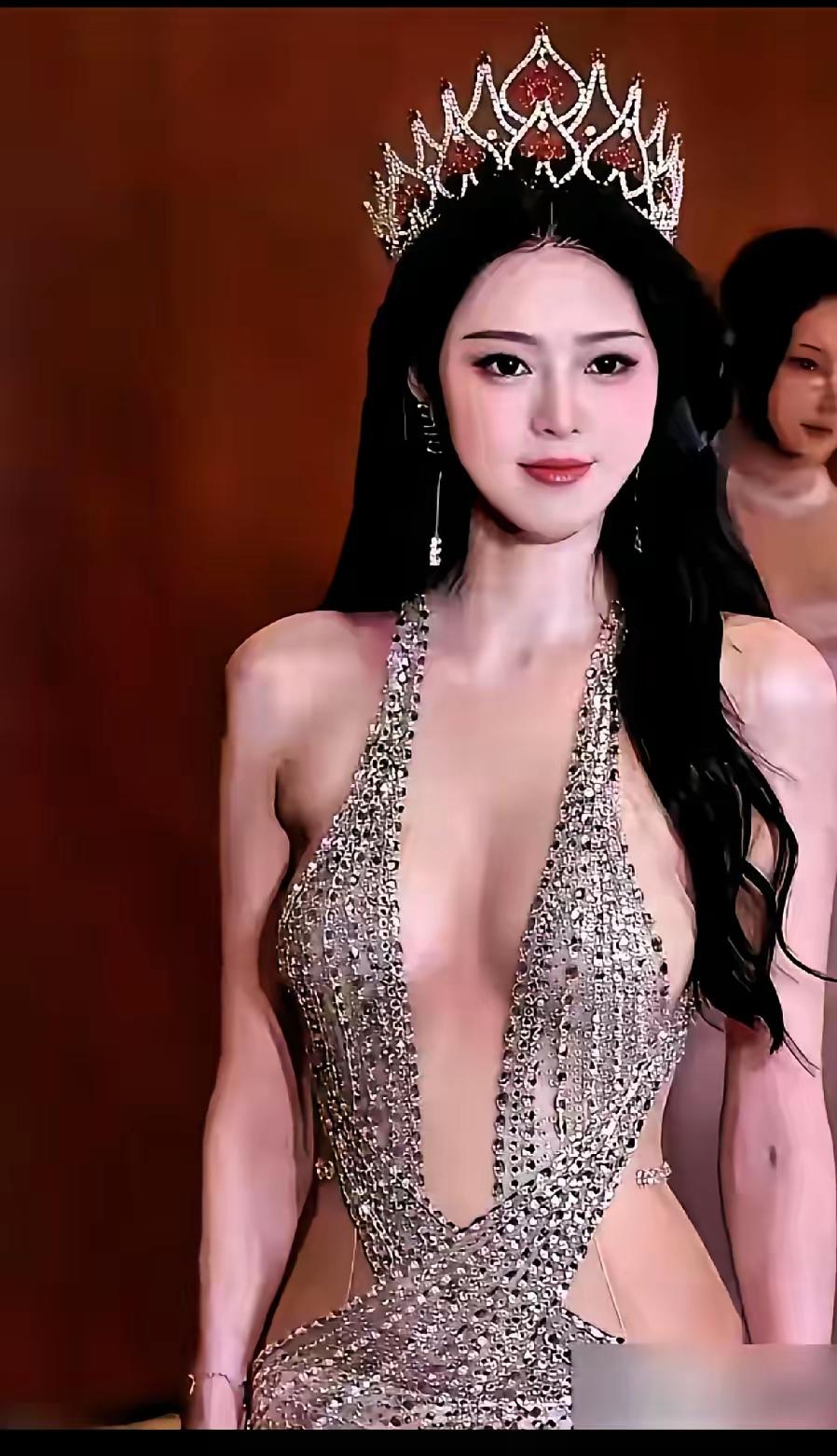 真敢穿！再好看也不用这么拼吧，咱们东方审美从来不是靠暴露博眼球。
上海大雨滂沱，