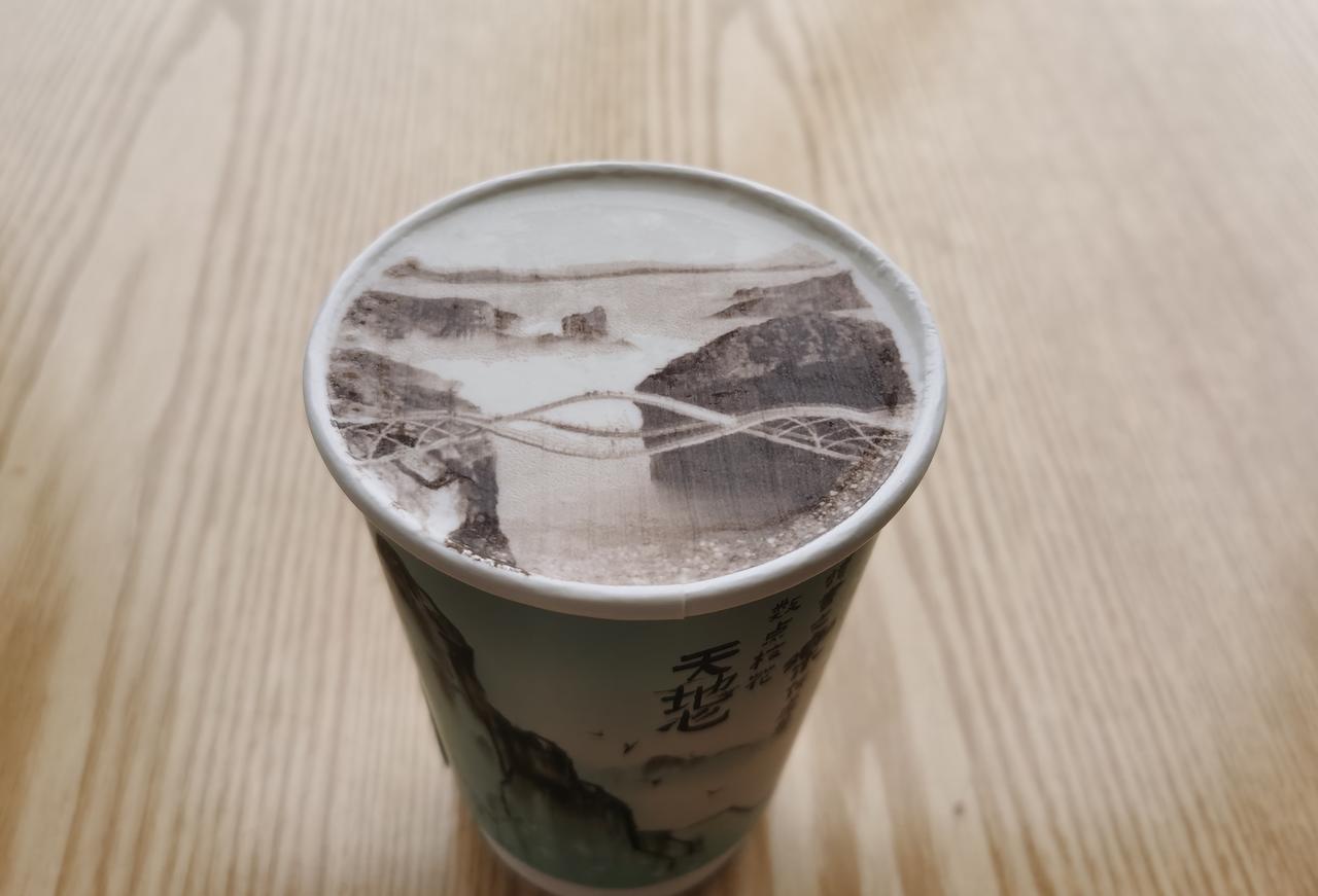 股市老手说生活：（3）
走累了，来杯下午咖啡。
旁边有个女游客，弹起钢琴，
五线