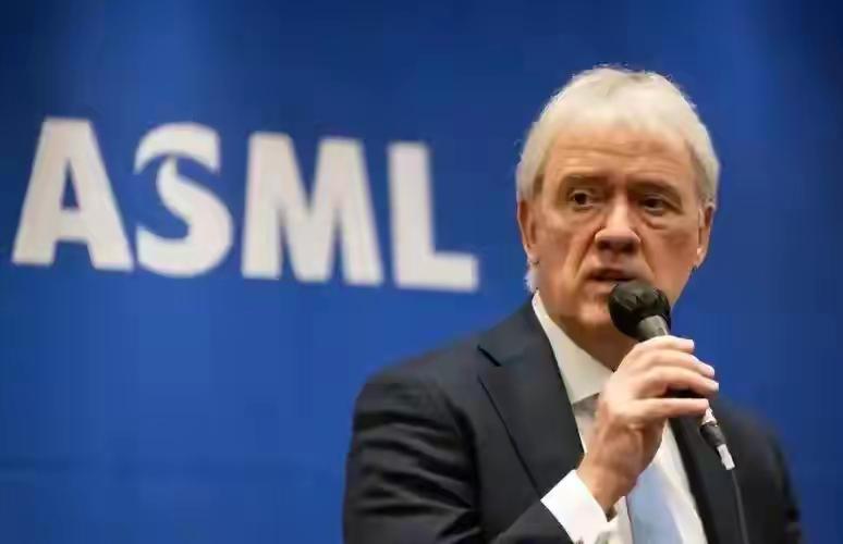 荷兰政府花200亿挽留无效！光刻机巨头ASML为何要从老家搬走？此处不留爷自有留