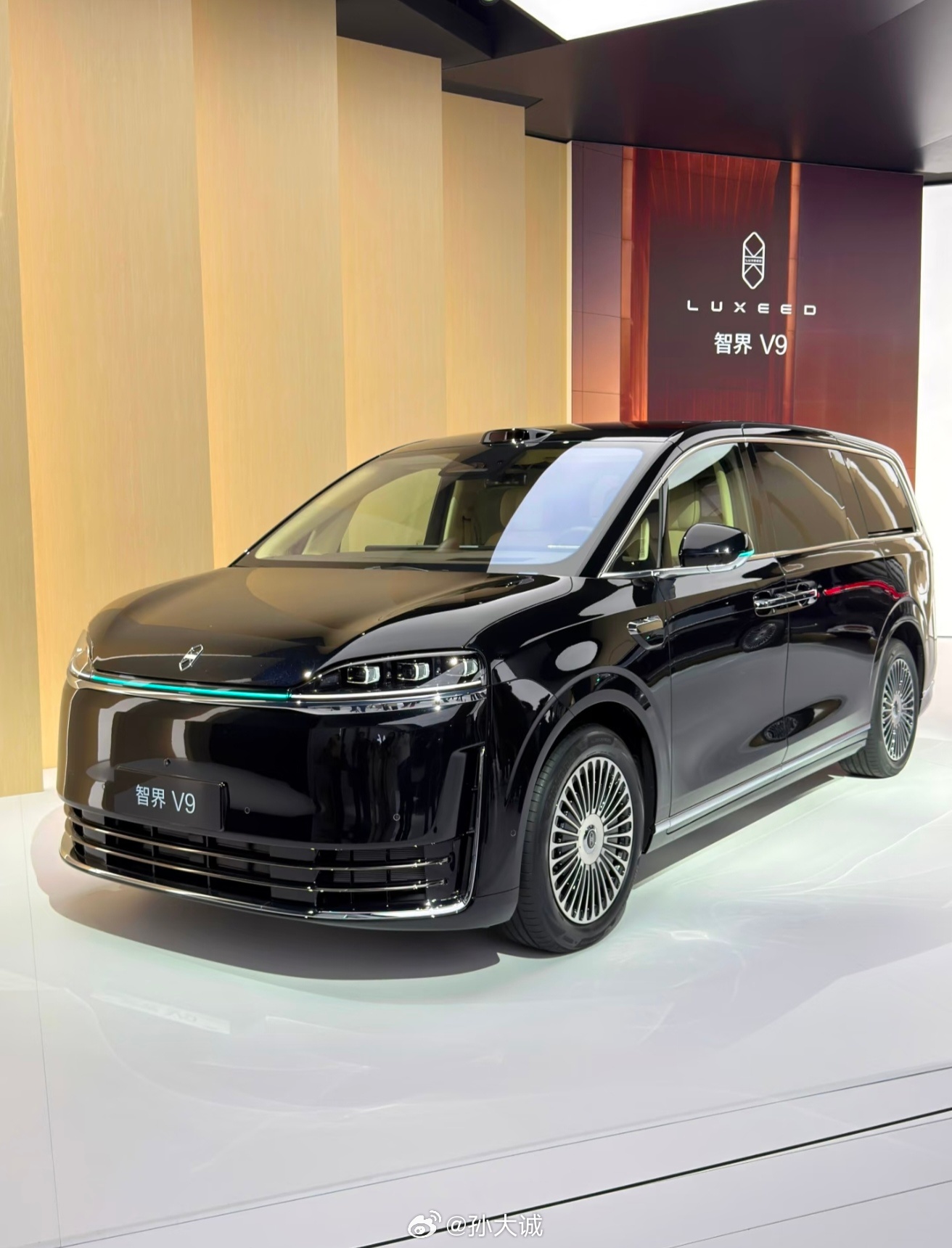 智界V9的长宽高为5359*2008*1859mm，轴距为3250mm，定位为大