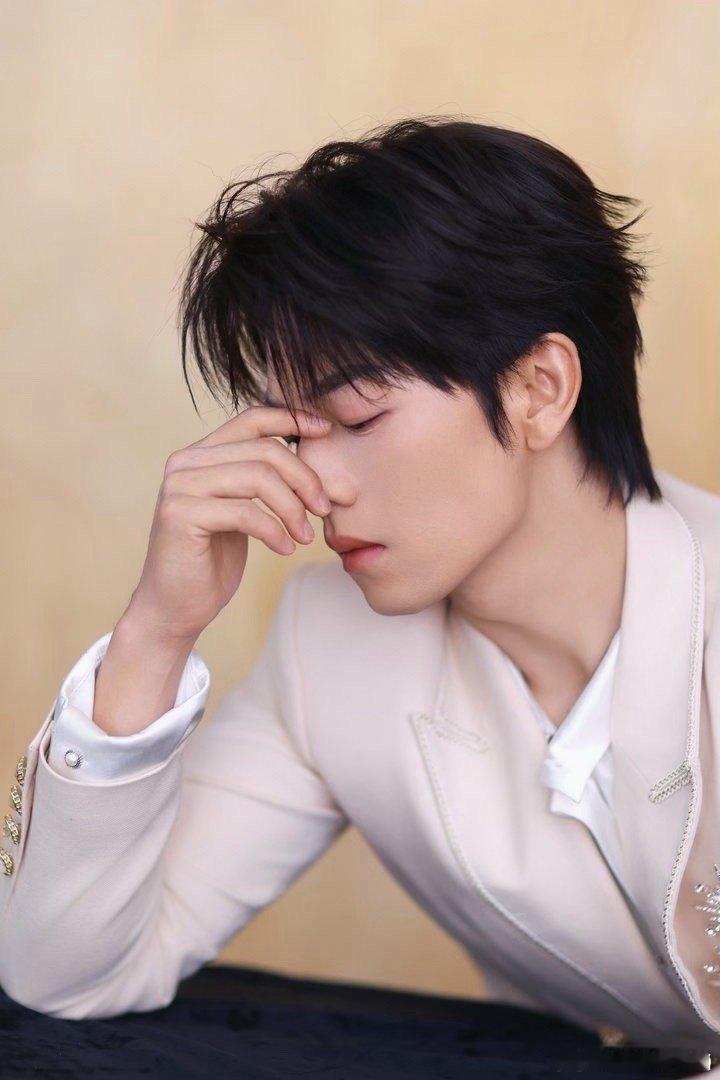 曾辉左右舞台各扇一次啥意思曾辉扇舞台曾辉也有人猜测会不会是走位前的习惯动作，用来