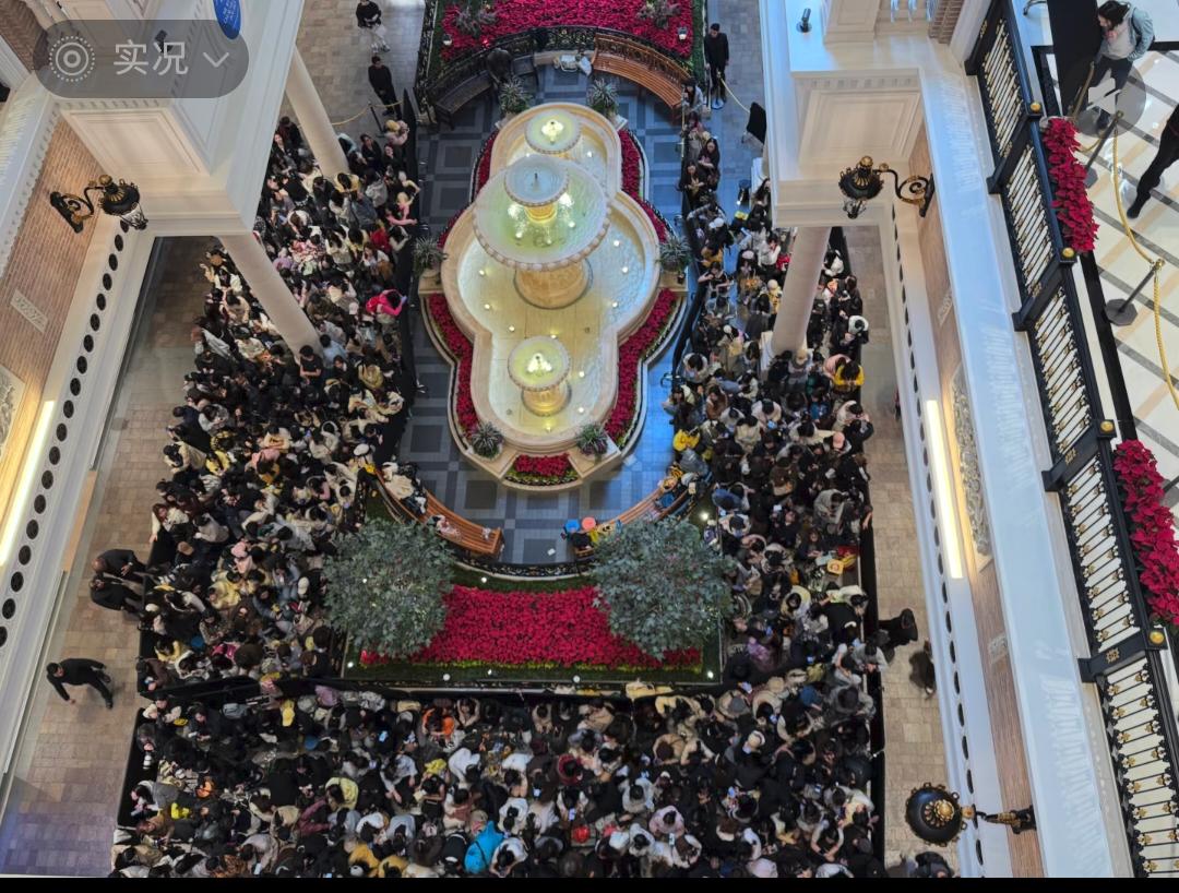 檀健次今天hogan澳门伦敦人的活动人气好厉害，今天下午一点多的活动，昨天晚上九