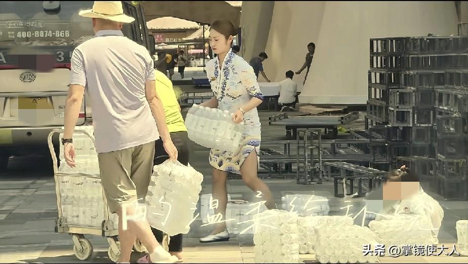 “这名空姐火到人民日报了！”海南三亚，一名空姐刚从班车上下来，扭头看到一位大姐推