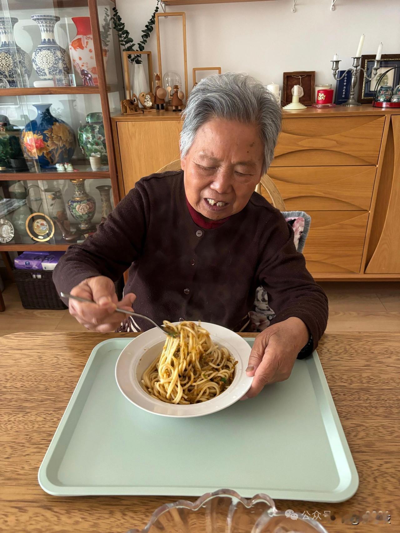 86岁老妈的午餐🥣第一次做意面还自己烤了腊肉蒜苗打酱，搭配蔬菜西红柿🍅、西兰