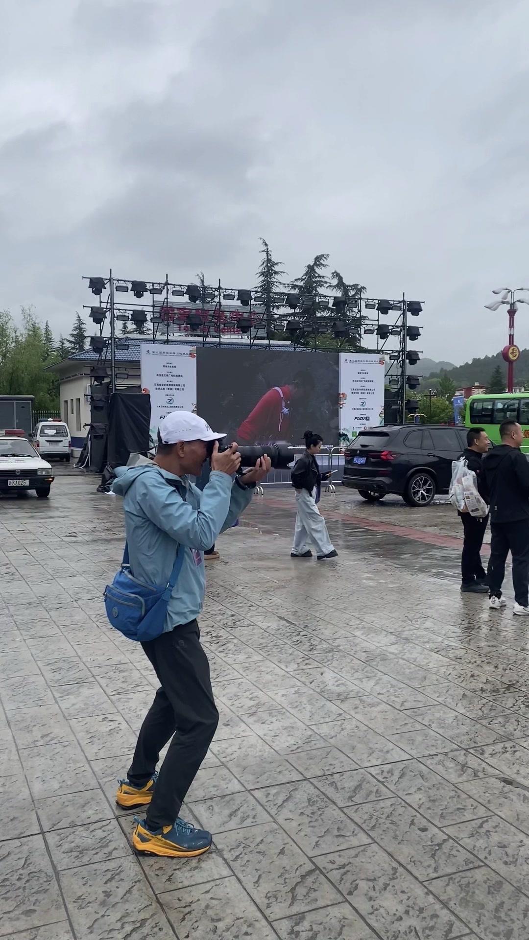 泥泞中奔跑的快乐与挑战，下雨天跑步虽难但很爽快，终点到了衣服全湿但成就感满满，会