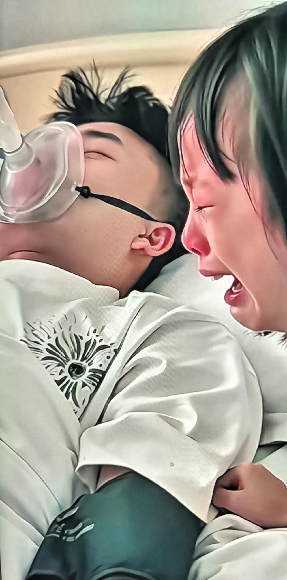 催人泪下！哥哥病危奄奄一息，剩余的时日已经不多了，向妈妈最后提出想见一眼分开的妹