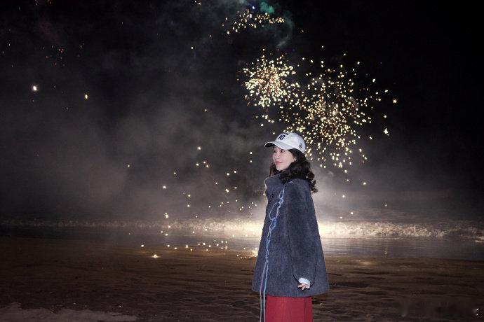 杨紫海边烟花碎片随拍杨紫纪念国色芳华开播一周年杨紫在海边与烟花相伴的画面，温柔又