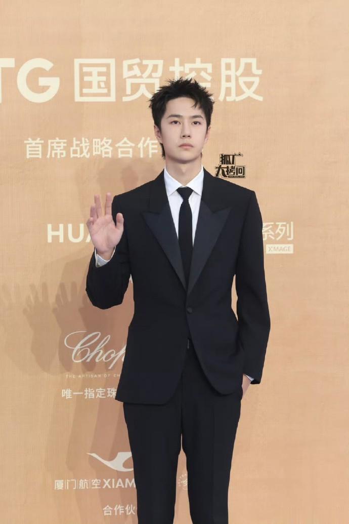 王一博来了，男士全穿的西装 ​​​