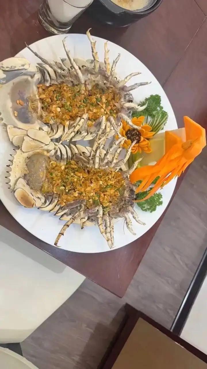 陪老板招待客户，桌上两道菜，看完实在憋不住笑