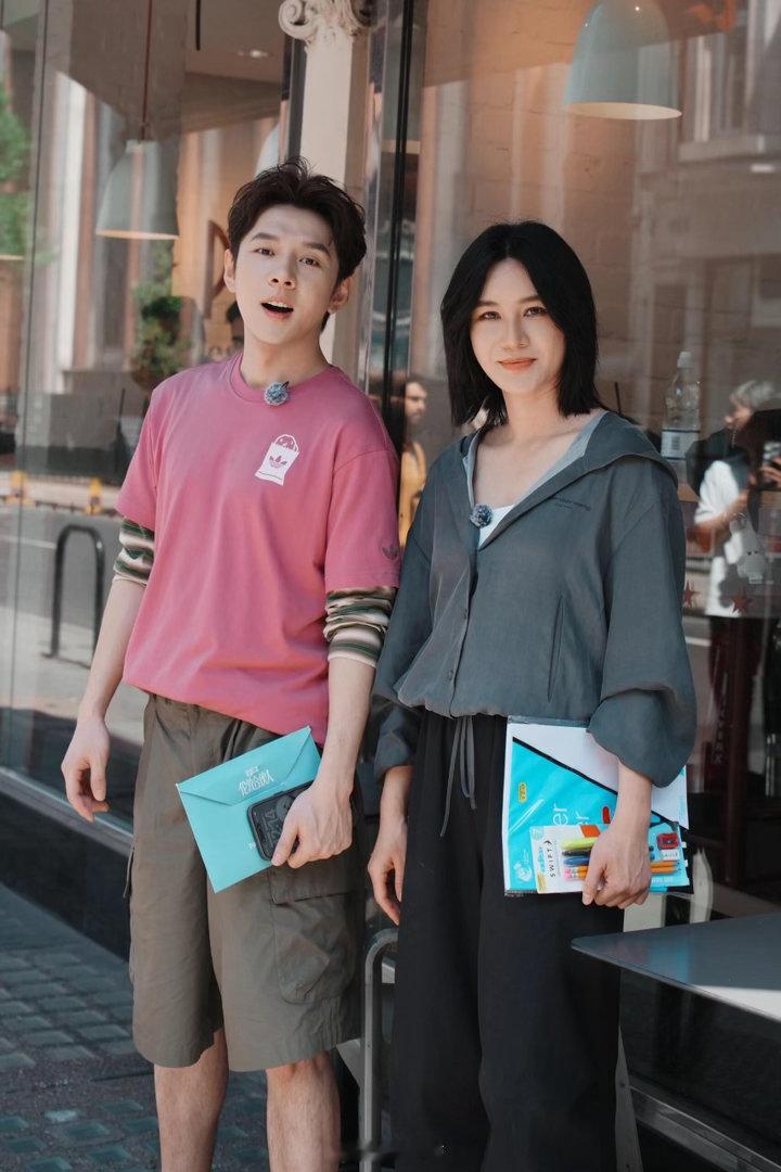 尚雯婕监督李佳琦读英语 伦敦路透里李佳琦背单词的画面确实很有画面感，尚雯婕在旁边