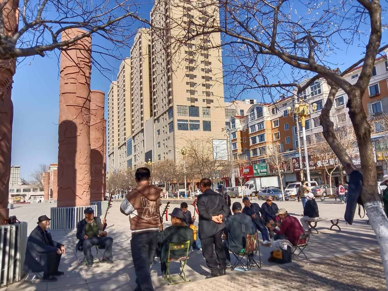 在繁华都市的一角，一群老艺术家们用音乐诉说着岁月的故事。一群人在弹奏乐曲，玩扑克
