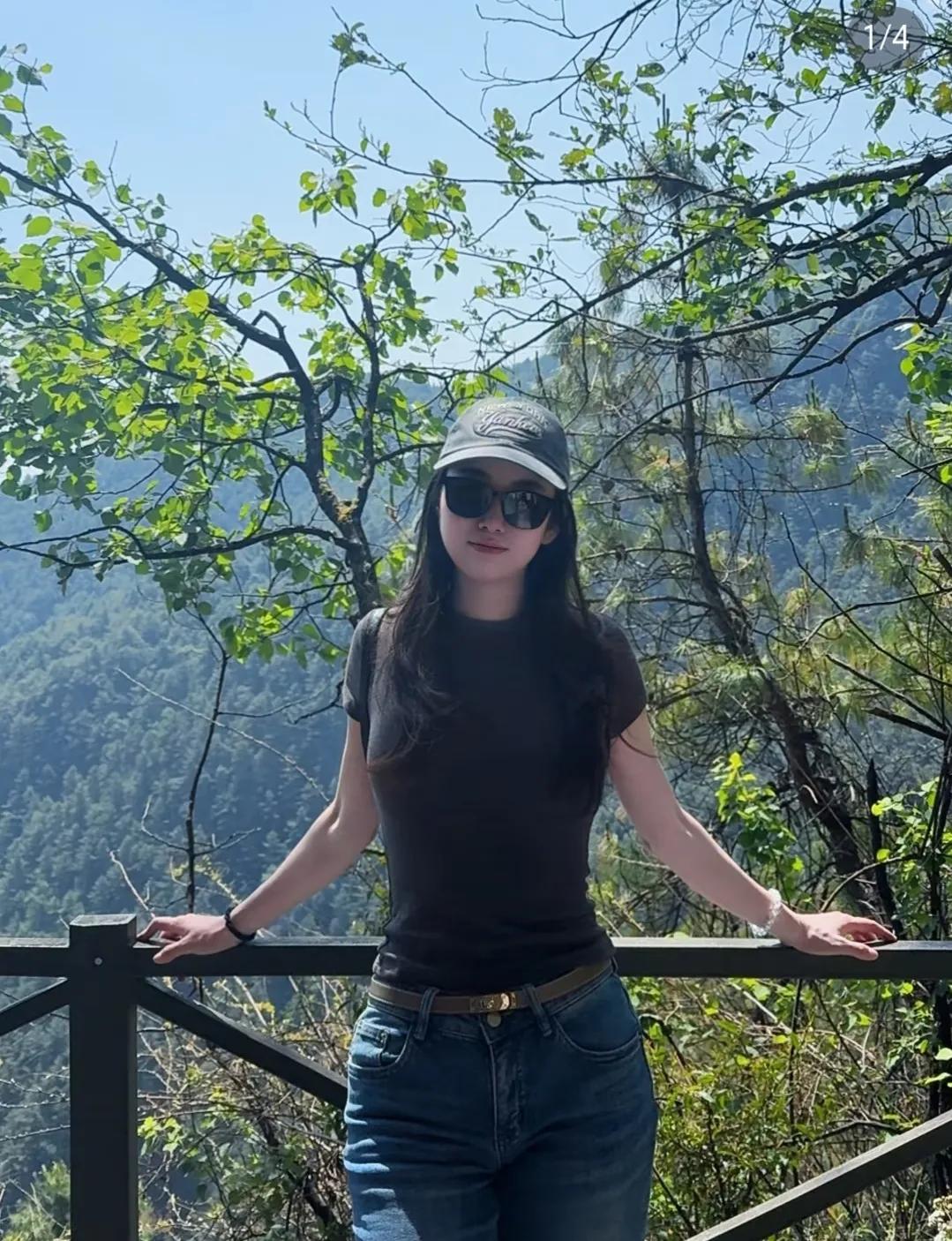 山间漫步，阳光洒落，自由自在