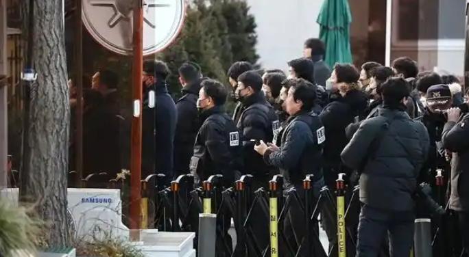 1月3日，韩国公调处尝试抓捕尹锡悦，调查人员同总统警卫部门对峙，难道朴槿惠的下场