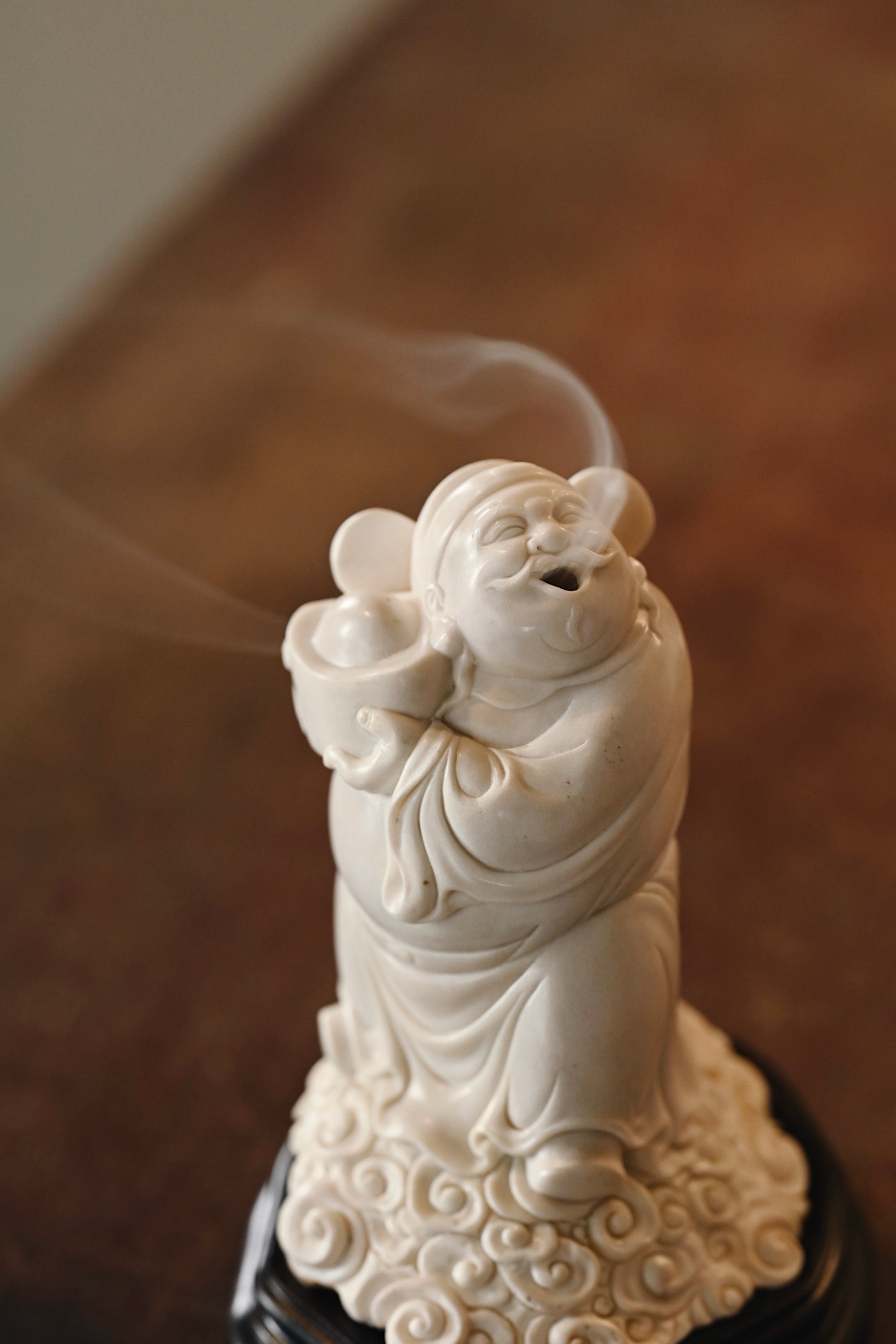 鹿角 | 财神爷 香炉料质细腻，财神开脸慈祥喜乐，面如满月，颜貌舒泰，衣袍随风摆