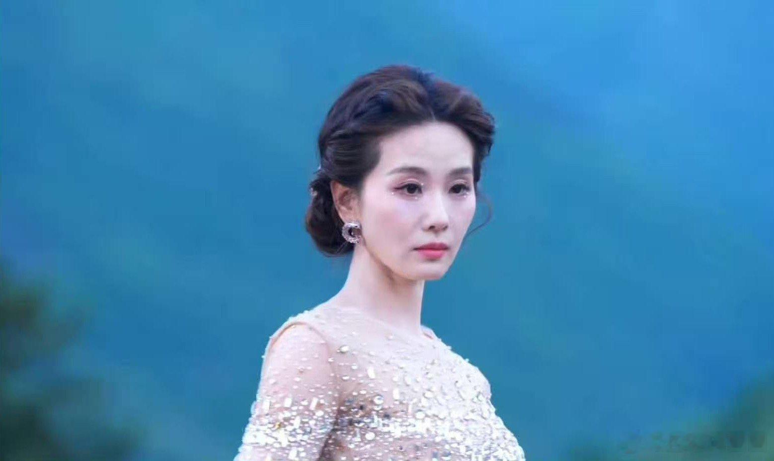 VOGUE红毯直播刘诗诗活动直播生图，感觉是85花里最显老的状态好差，是不是婚姻