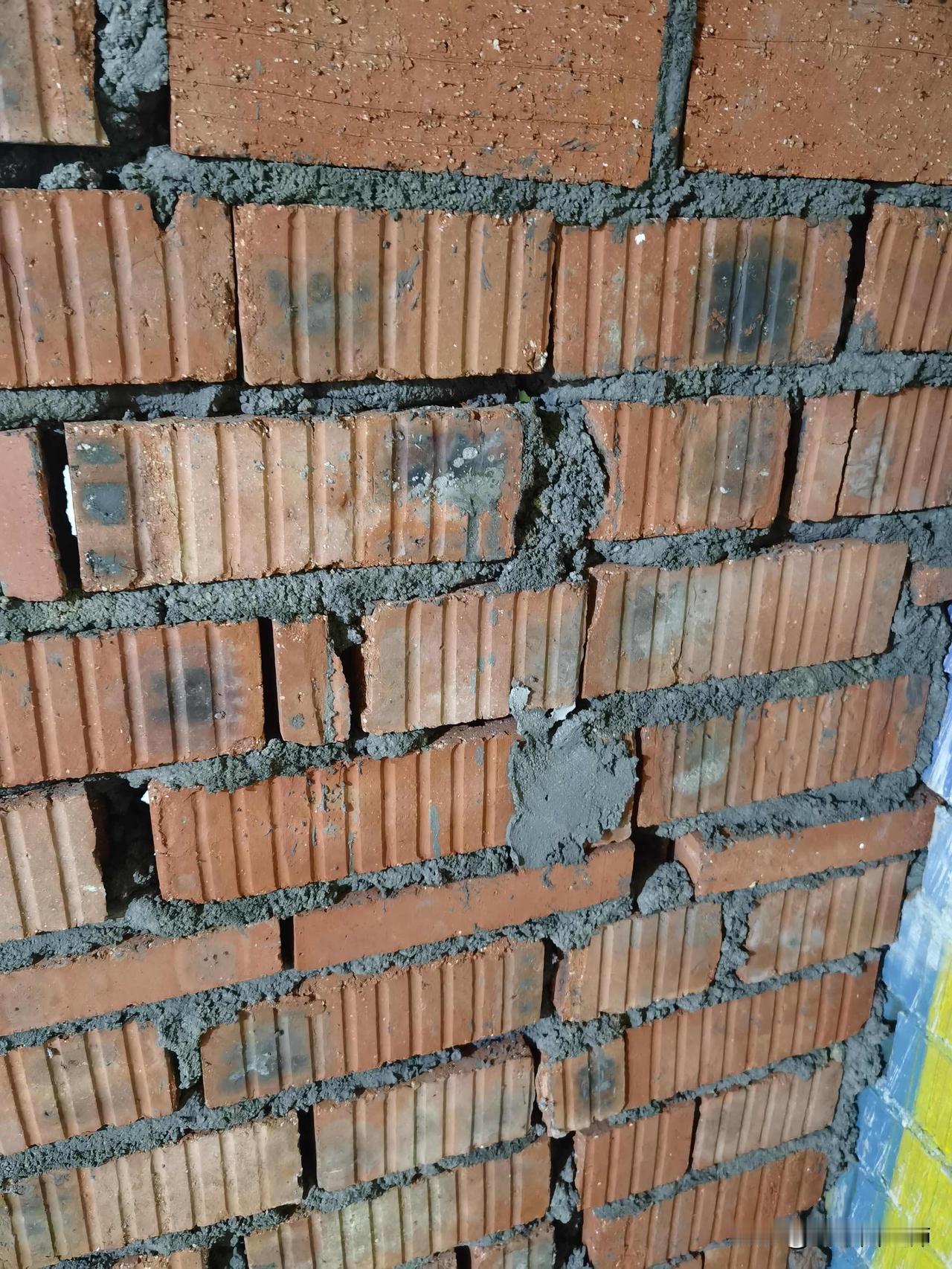 瓦工是个年轻小伙子，大家帮忙看看，这砌墙的水平如何？会不会后期开裂啊？更担心的是