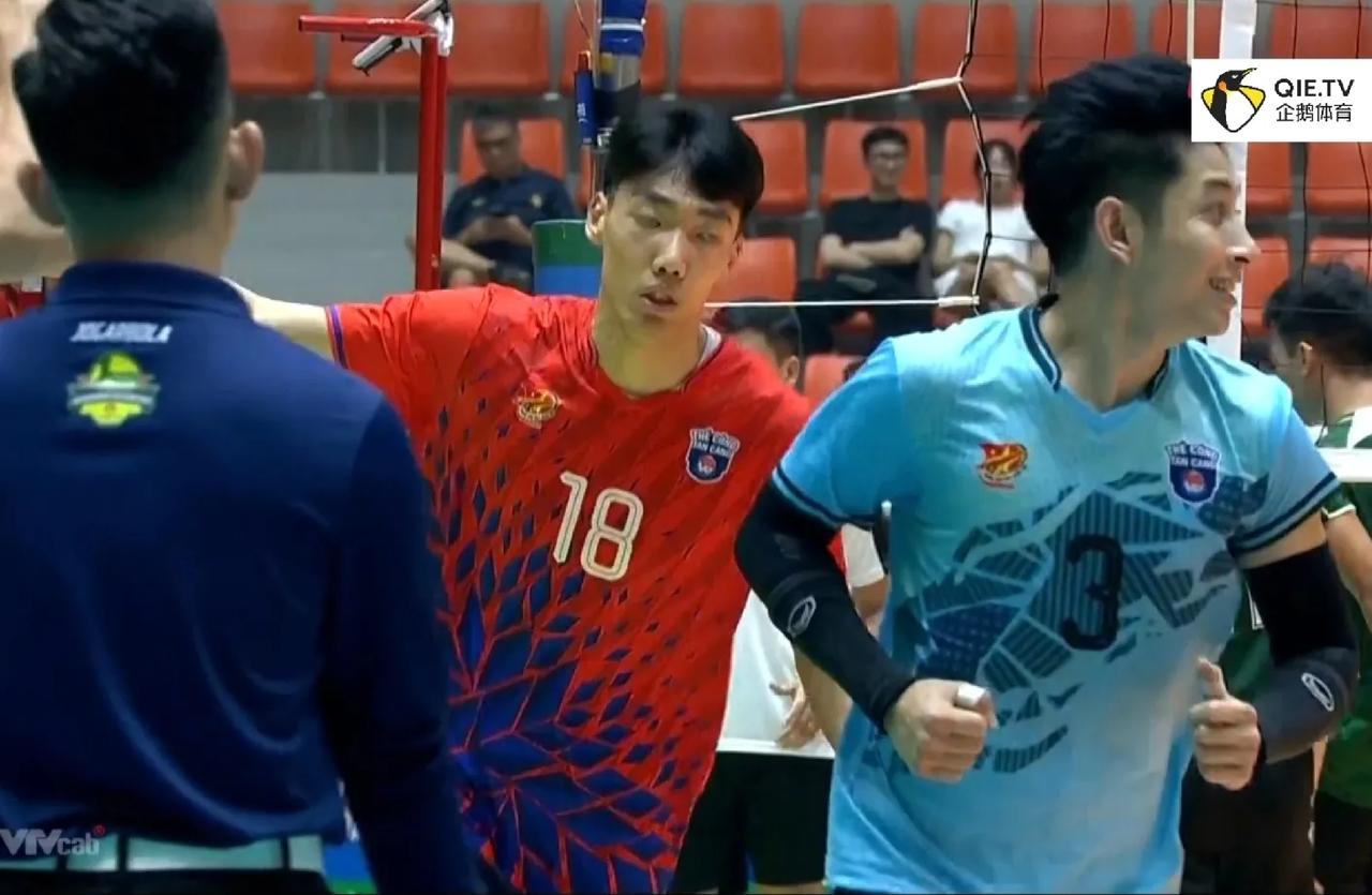 今天下午的两场比赛中，蔡晓晴队以总比分0-3不敌河南女排外援范雅克队！河南女排队