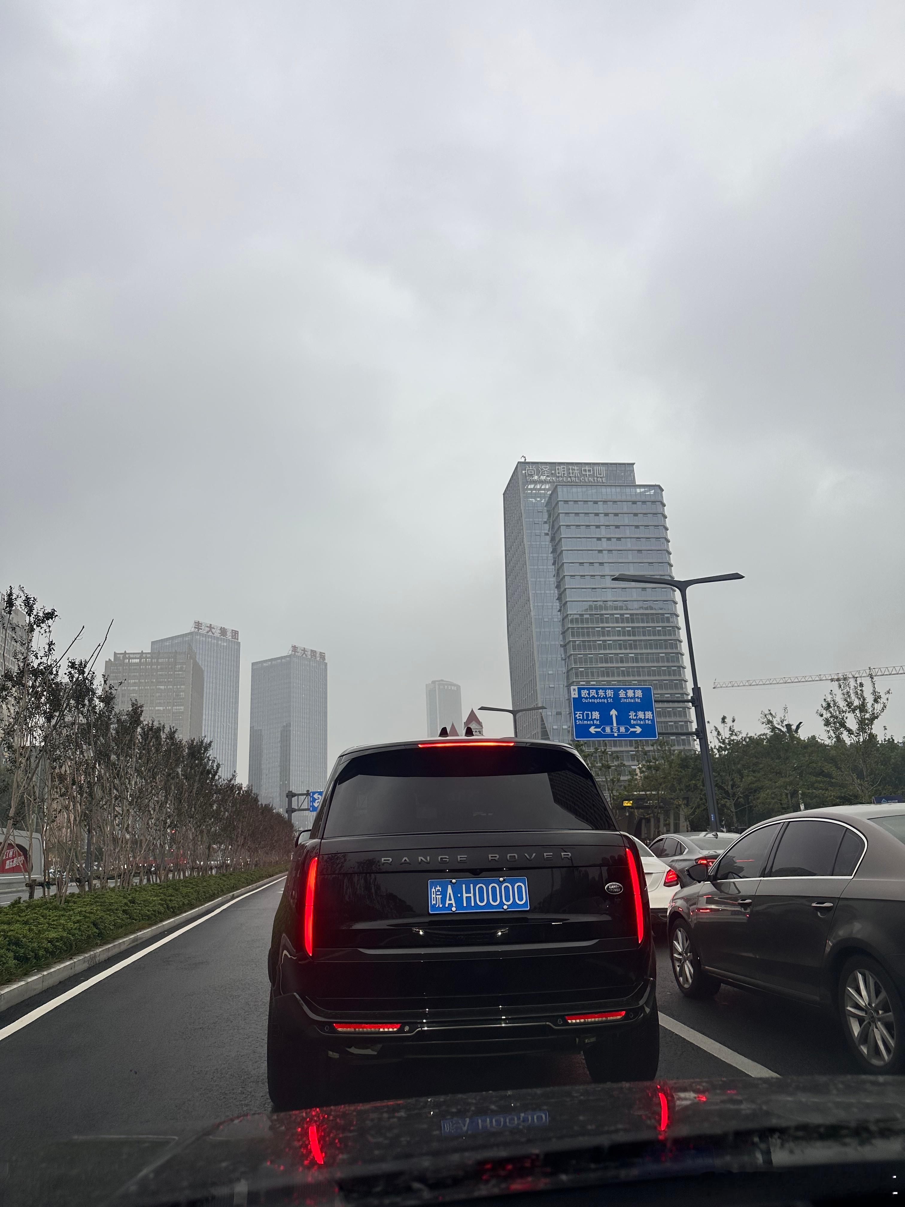 卡宴降30万还得61万卡直降30万，不少人以为可以抄底了，仔细一看优惠后还要61