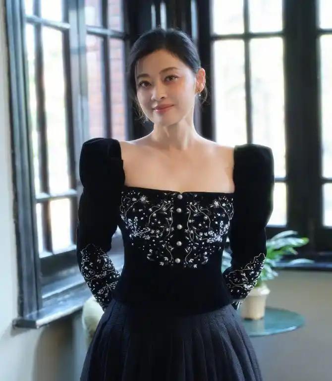 梅婷成功减肥后，于穿搭方面愈发大胆，瞧瞧下面这条黑色连衣裙的搭配，呈现出了别样的