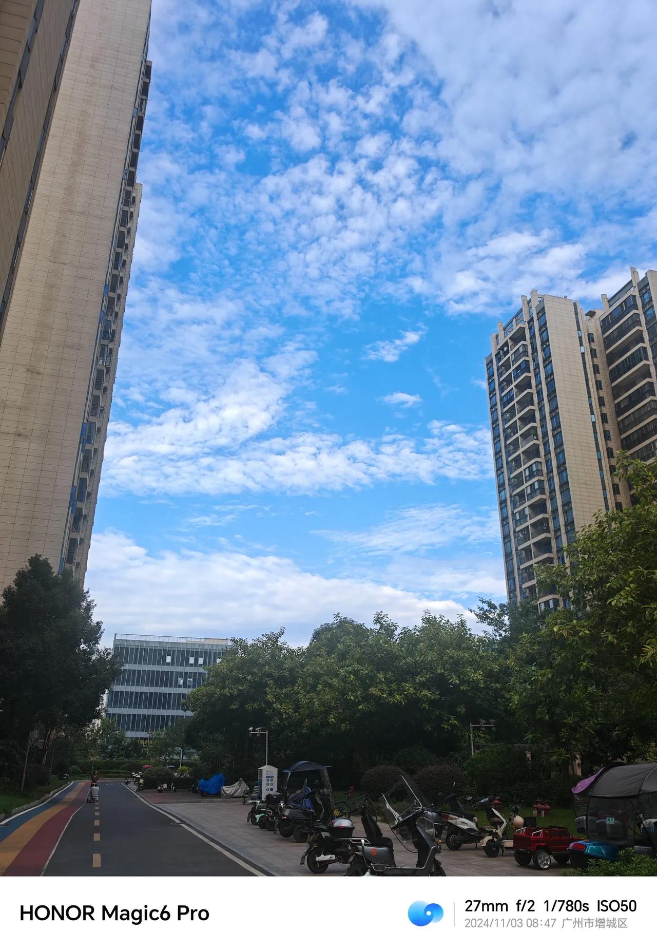 羊城蓝天颂
羊城碧空如洗练，万里无云映晴川。
蓝天如洗心自静，白云悠悠绕山间。